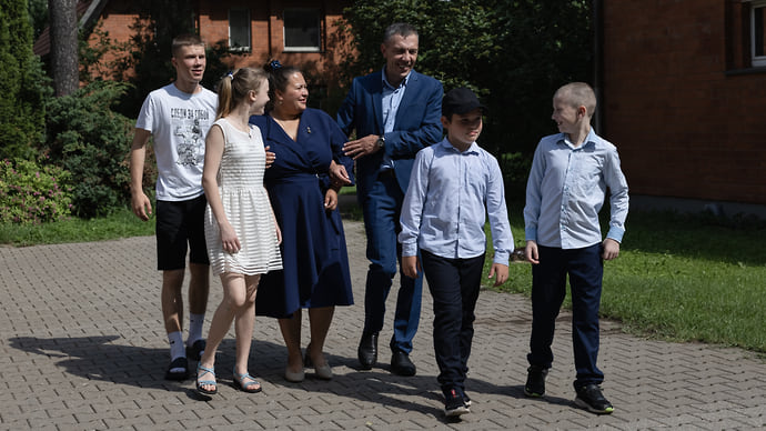Мама, папа и сироты