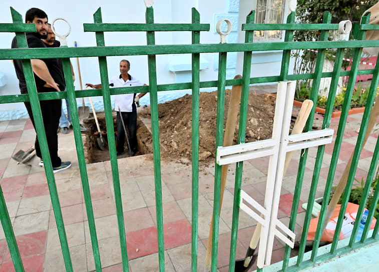 Подготовка к похоронам у православного храма Покрова Пресвятой Богородицы на улице Ленина в Дербенте 