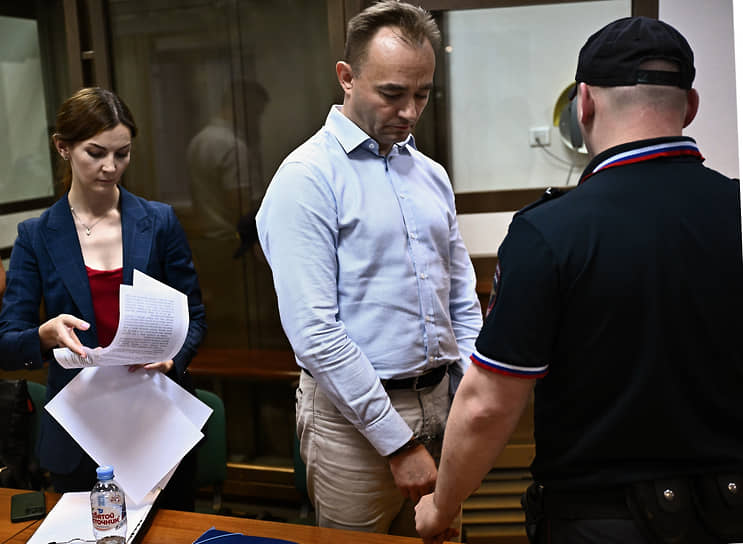 Бывшего заместителя главы Минцифры Максима Паршина (в центре) следствие обвиняет в получении взятки за содействие бизнесмену в получении гранта