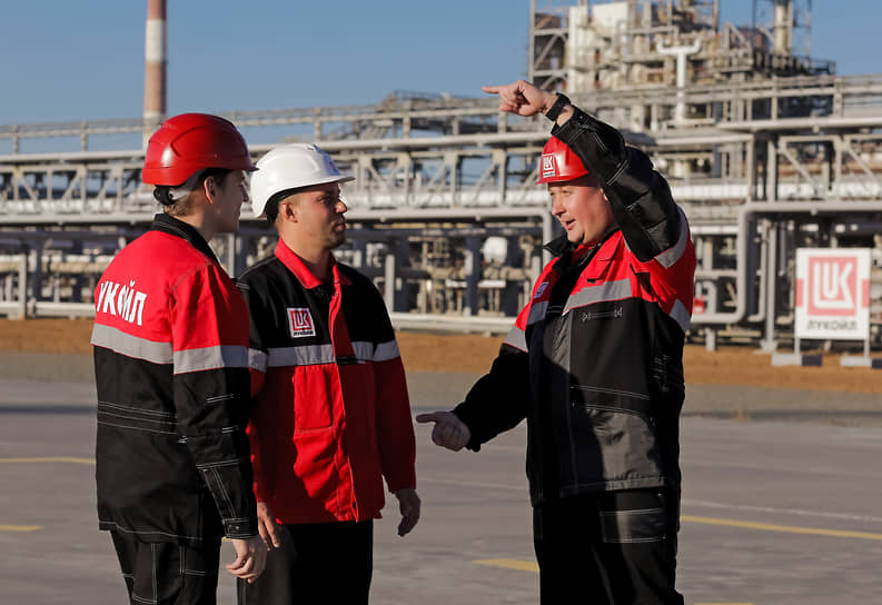 Операторы нефтеперерабатывающих установок на заводе ООО «ЛУКОЙЛ-Волгограднефтепереработка» 