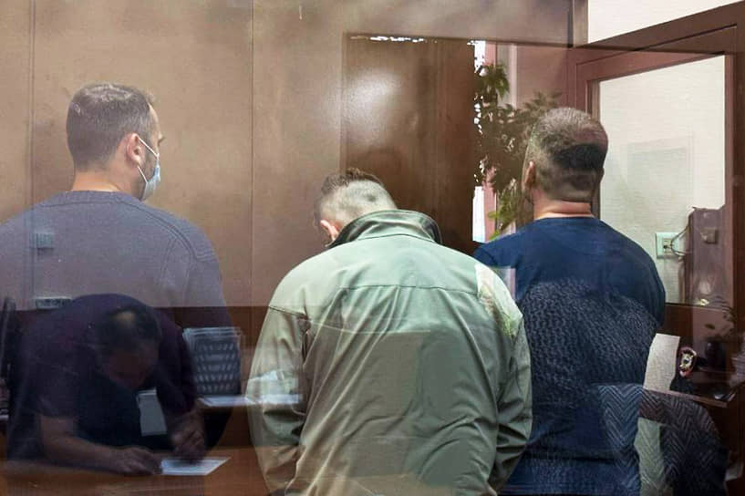 Вадим Ерохин(слева), Андрей Симаков и Дмитрий Ерохин (справа) получили сроки по делу о растрате в Нота-банке 
