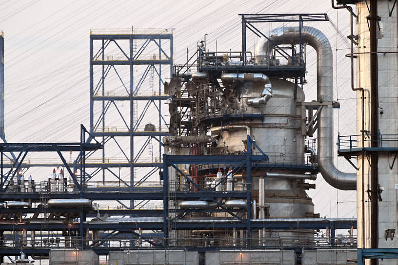 Последствия пожара на Московском нефтеперерабатывающем заводе в Капотне после попадания БПЛА