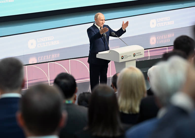 Президент России Владимир Путин на Культурном форуме способен был поднять зал. Но поднял руки 