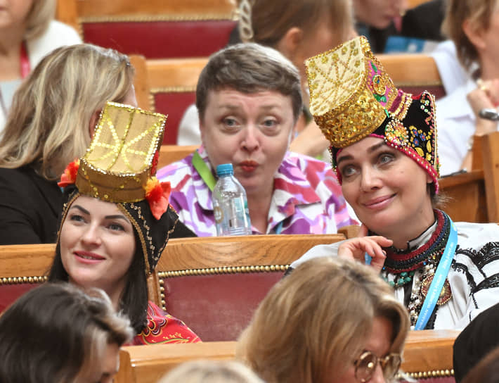 Пленарная сессия до ее начала не казалась скучной