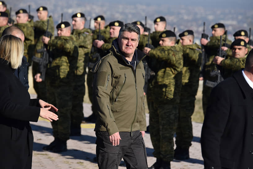 Президент Зоран Миланович (в центре) во время посещения хорватского контингента KFOR в Косово (декабрь 2021 года) 