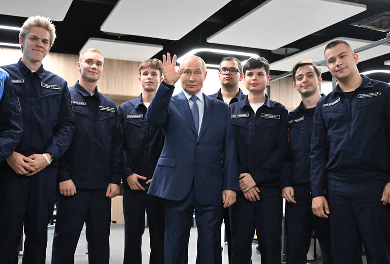 Владимир Путин на все пять оценил готовность будущих операторов дронов идти туда, куда их Родина позовет