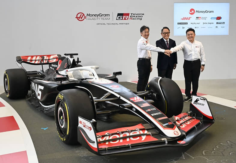 Глава Toyota Motor Corporation Акио Тоёда (в центре) и руководитель команды Haas Аяо Комацу (слева) объявили о заключения соглашения о партнерстве 