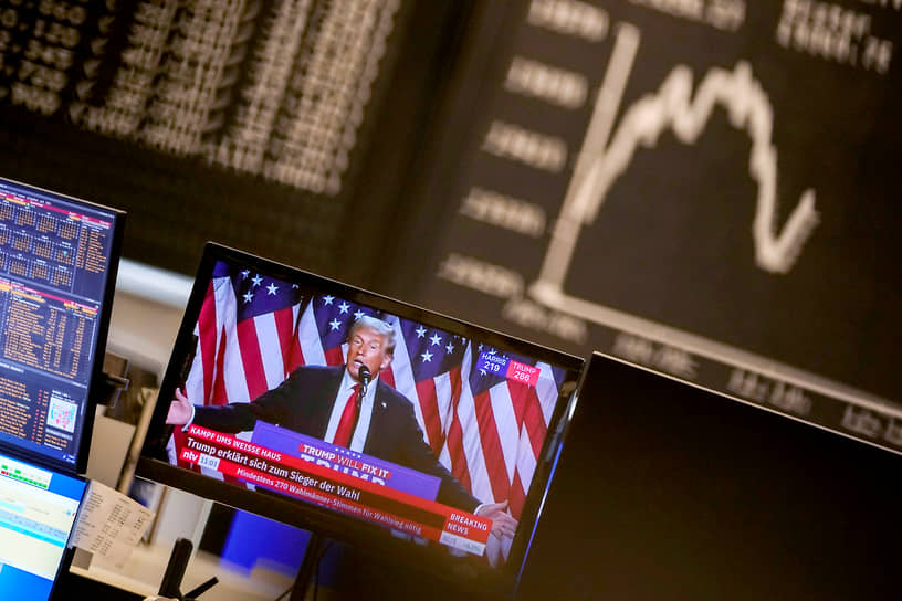 Дональд Трамп на экране телевизора, установленного на Франкфуртской фондовой бирже (Германия) 