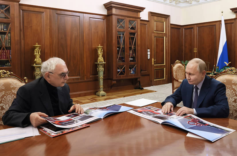 Владимир Путин и Карен Шахназаров смотрят фотоальбомы 