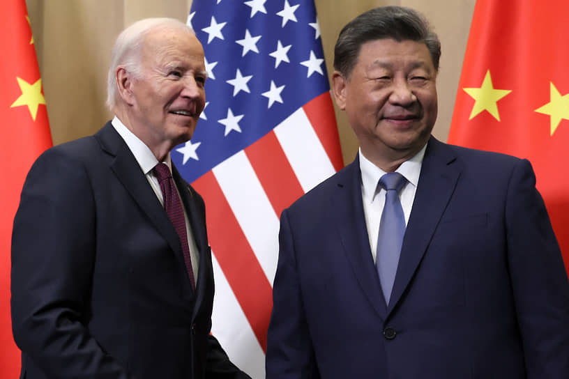 Президент США Джо Байден и председатель КНР Си Цзиньпин (справа) 