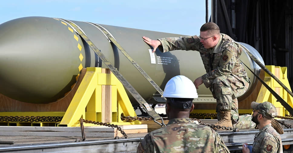 Летчики ВВС США осматривают бомбу GBU-57 на авиабазе Уайтмен в Миссури
