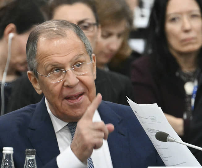 «США напали на нас руками украинского режима: ведут против нас войну силами украинских неонацистов, вооружают их, помогают им обстреливать нашу территорию дальнобойными вооружениями»,— заявил Сергей Лавров, отметивший, что Вашингтон является главным виновником сложившейся ситуации
