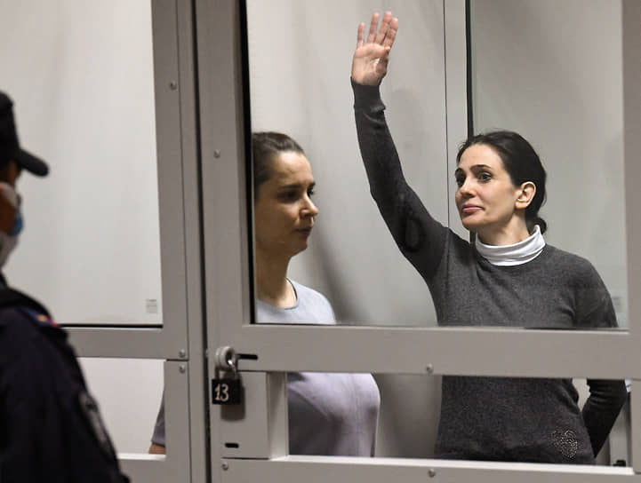 Елена Белая (справа) и Элина Сушкевич во время заседания суда 