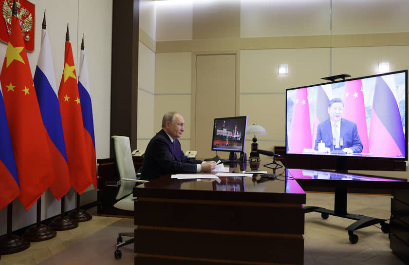 Президент России Владимир Путин во время разговора по видеосвязи с председателем КНР Си Цзиньпином 