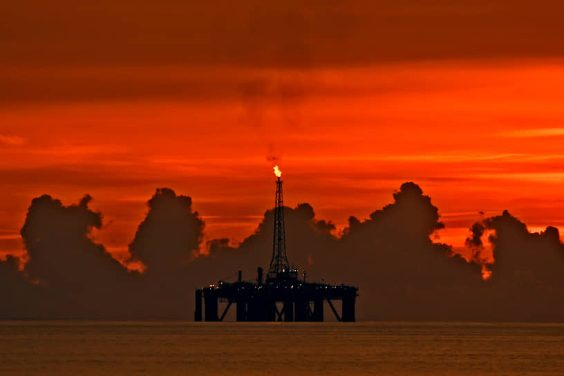 Нефтяная платформа на реке Сайгон, Вьетнам