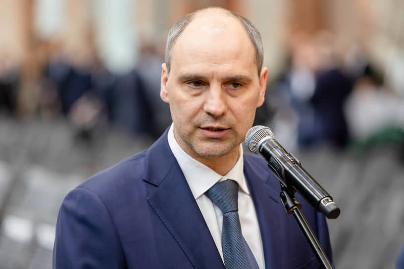 Денис Паслер начал работу в Екатеринбурге с замены нескольких свердловских чиновников на оренбургских