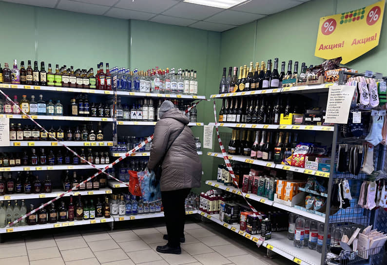 В вологодских магазинах полки с алкоголем в прямом смысле перечеркнуты 