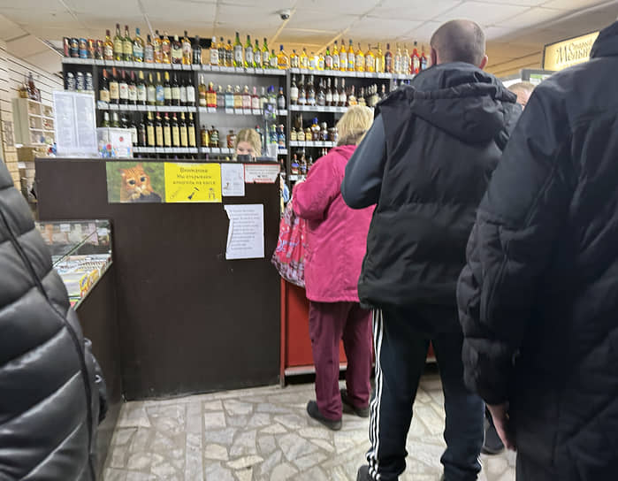 Очередь в магазин «24 градуса», в котором ночью продают алкоголь на разлив 