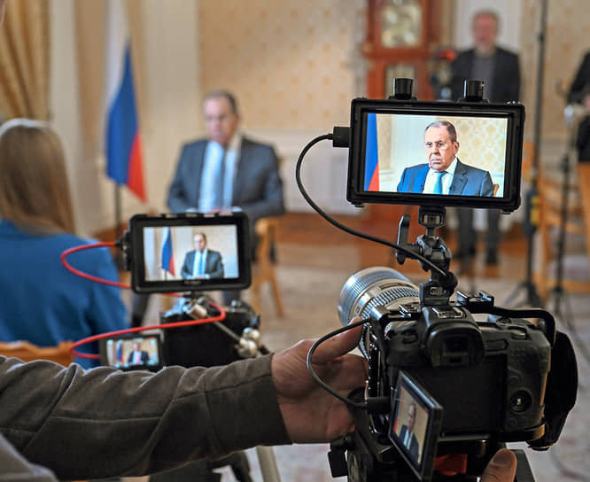 Министр иностранных дел России Сергей Лавров во время интервью