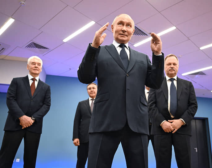 Президент России Владимир Путин (в центре), мэр Москвы Сергей Собянин (слева), ректор МГТУ им. Н.Э. Баумана Михаил Гордин (справа) и министр науки и высшего образования России Валерий Фальков (второй слева)  