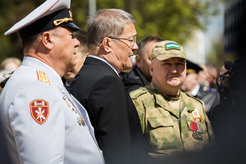 Наибольший интерес к новому кадровому проекту участники СВО проявили в Башкирии (в центре — глава республики Радий Хабиров)