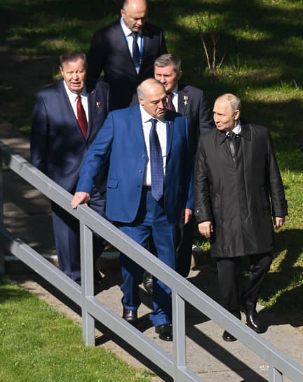 Александр Лукашенко и Владимир Путин в Волгограде держались друг друга и перил