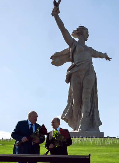 У могилы маршала Чуйкова президенты задержались, и Владимир Путин все рассказал коллеге