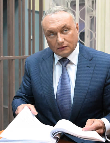Отправиться на передовую экс-сенатор Дмитрий Савельев попробует с помощью суда 