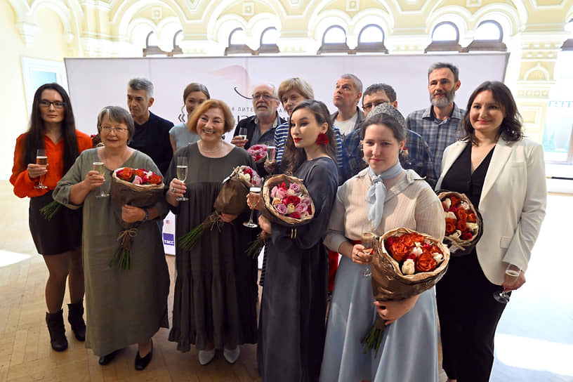 Каждому финалисту досталось от организаторов и по доброму слову, и по букету 