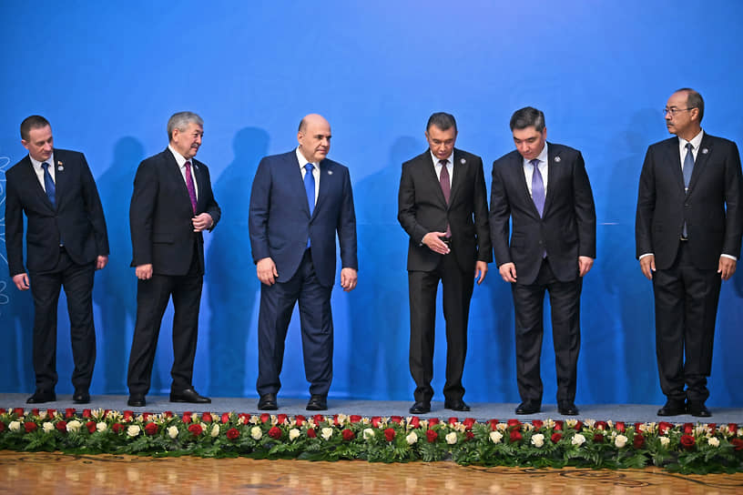 Слева направо: премьер-министр Республики Беларусь Александр Турчин, председатель Кабинета министров Киргизии — руководитель Администрации Президента Киргизии Адылбек Касымалиев, председатель правительства России Михаил Мишустин, премьер-министр Таджикистана Кохир Расулзода, премьер-министр Казахстана Олжас Бектенов и председатель правительства Узбекистана Абдулла Арипов