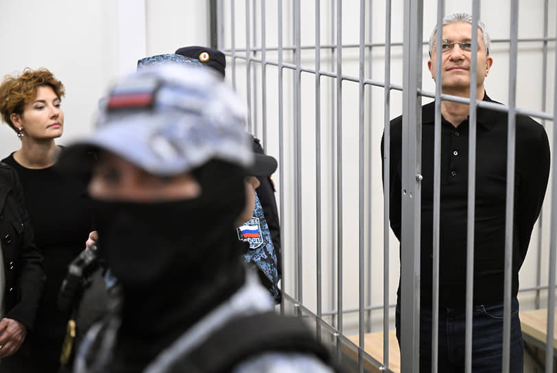 У бывшего замминистра Иванова (справа) может появиться третье дело с двумя взятками 