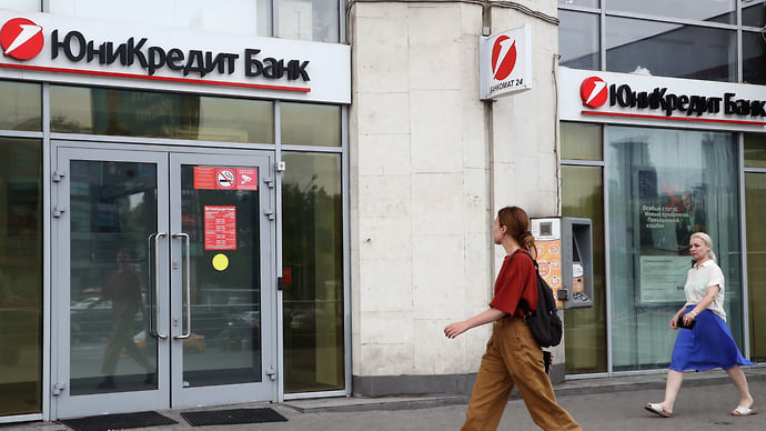 Unicredit держит родственные связи