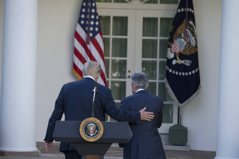 В спор президента США Дональда Трампа и главы ФРС Джерома Пауэлла о ДКП вмешалось заметное охлаждение рынка труда — регулятор может оказаться вынужден снизить ставку даже при растущей инфляции, чтобы не допустить безработицы