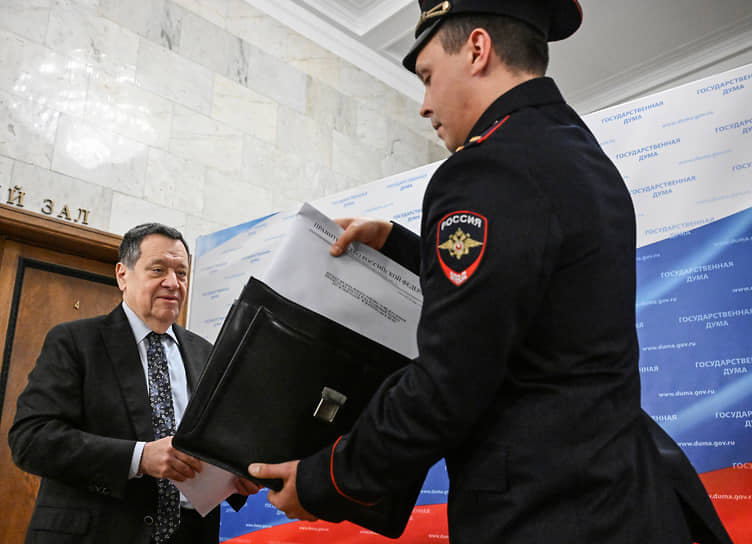 В бумажном виде Государственная фельдъегерская служба последние три года доставляет в Госдуму лишь малую часть бюджетного пакета (на фото слева — глава думского комитета по бюджету и налогам Андрей Макаров)