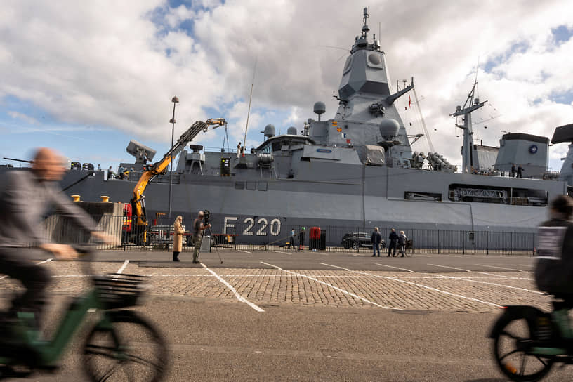 Немецкий фрегат FGS Hamburg, пришвартованный в порту Копенгагена для отражения возможных налетов БПЛА, будто специально подчеркивал приоритетность вопросов обороны на саммите лидеров ЕС