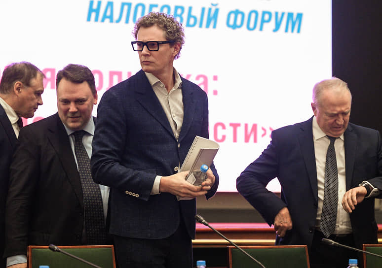 Руководитель Федеральной налоговой службы России Даниил Егоров (в центре)