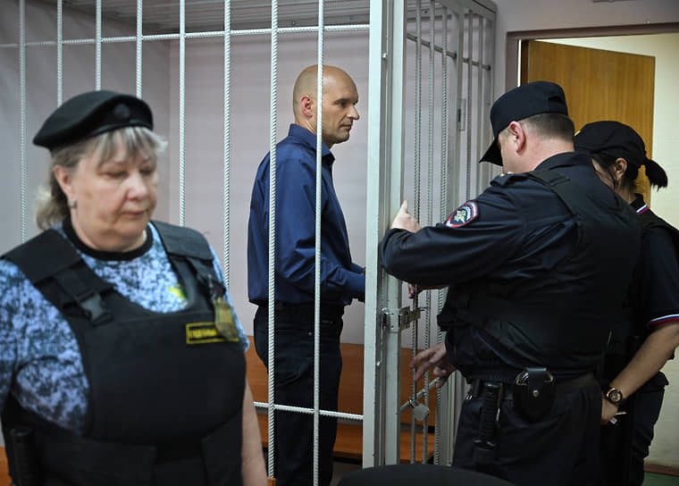 Бизнесмен Сергей Дягилец (в центре) на заседании суда. 