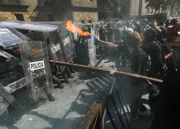 В столкновениях демонстрантов со стражами порядка в Мехико 15 ноября пострадали 120 человек, из них 100 полицейских