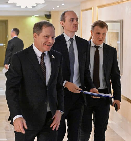 Глава комитета Совфеда по экономполитике Андрей Кутепов (слева) встречал вице-премьера Дмитрия Григоренко (в центре) и представителя правительства в верхней палате Вадима Живулина (справа) с явным настроем на сотрудничество