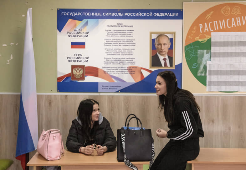 Во многих классах школы №2 Энергодара висят портреты президента Владимира Путина и плакаты «Вместе мы сила — моя Россия» 