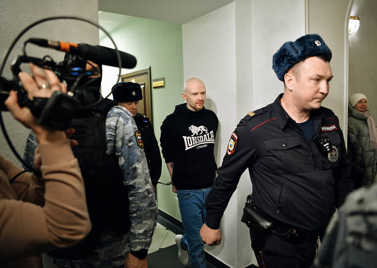 Обвиняемый по делу о покушении на телеведущего Владимира Соловьева Андрей Пронский (в центре) перед началом заседания суда 