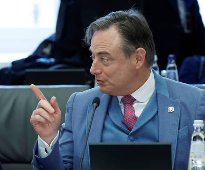 Бельгийский премьер Барт Де Вевер никогда не был в числе противников помощи Киеву, но решение ЕС не использовать для этого замороженные в Бельгии российские активы стало для него явным облечением