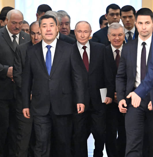 Помещения Эрмитажа казались тесноватыми для такой экскурсионной группы 
