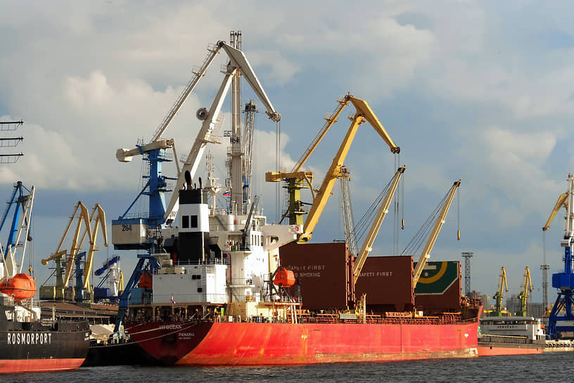 Вид на Морской грузовой порт с Канонерского острова (Санкт-Петербург)