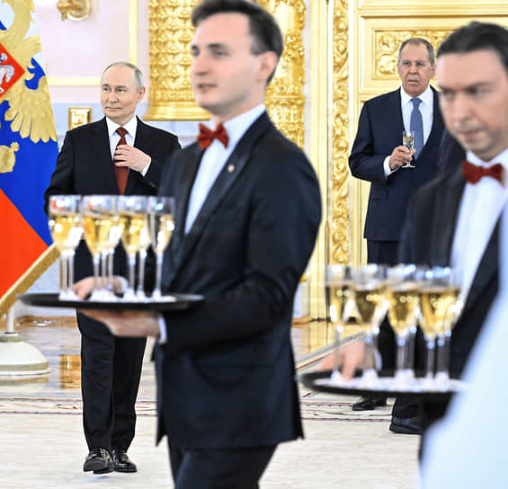 Владимир Путин пил шампанское уже без журналистов 
