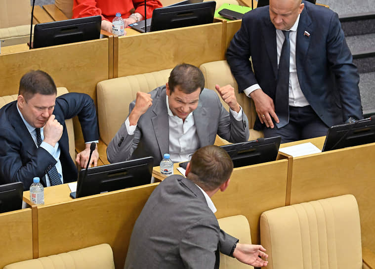 Член комитета Госдумы России по вопросам собственности, земельным и имущественным отношениям Андрей Дорошенко (в центре) 