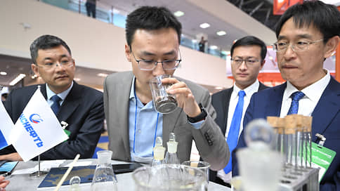 Нефтяной рынок присматривается к политике // Влияние на него кризисов начала года пока признано сдержанным