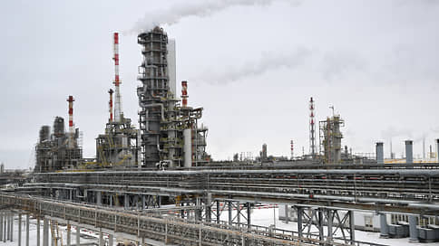 Топливо снова на плаву // НПЗ готовятся к экспорту бензина с февраля