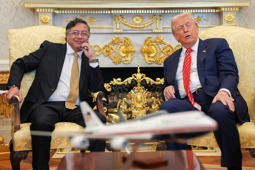 Президент США Дональд Трамп и президент Колумбии Густаво Петро (слева) в Овальном кабинете Белого дома (3 февраля 2026 года)