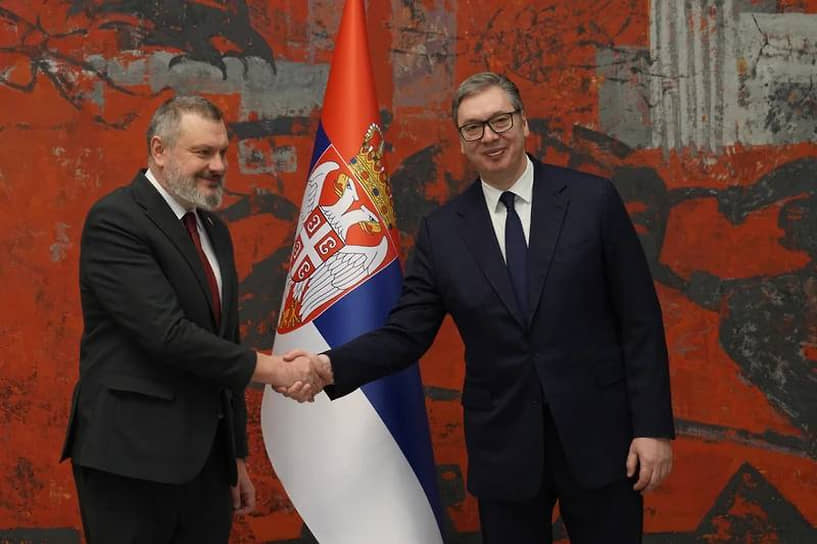 Посол Украины в Сербии Александр Литвиненко (слева) и президент Сербии Александр Вучич